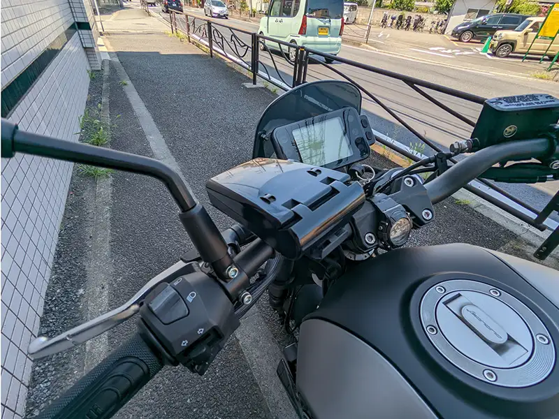 メーターは見やすいLCDデジタルディスプレー。レンタルバイクには、ETC車載器も装備されています。