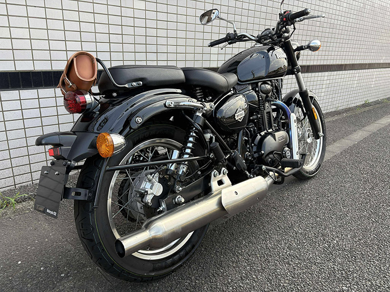 インペリアーレの特徴的なキャプトンタイプのマフラーはヘアライン仕上げされており、ビンテージ感を高めています。