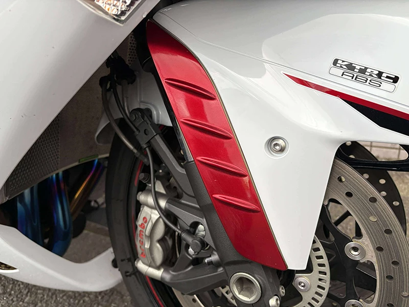 フロントフェンダー整流パーツはキャンディーファイアレッドで塗装。