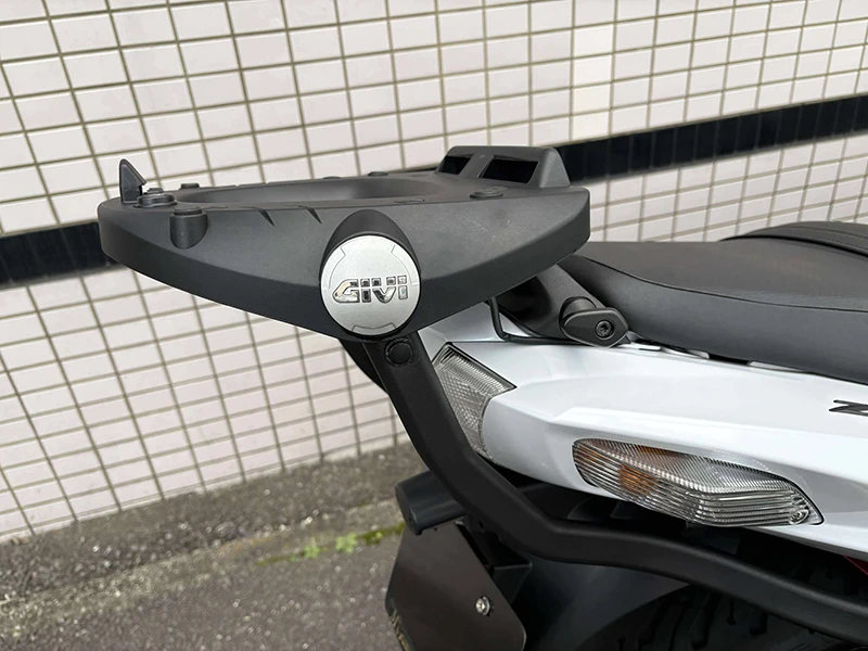 GIVI製トップケースラックを装備。