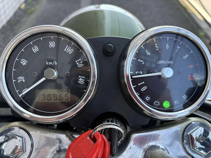 趣のあるメーターデザイン。走行距離は38965kmです。