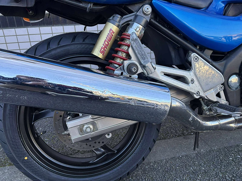 マフラーにキズがあります。パーツの一部にサビがあります。