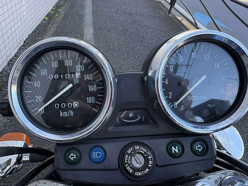 オーソドックスなアナログ二眼メーター。走行距離は8,101kmです。