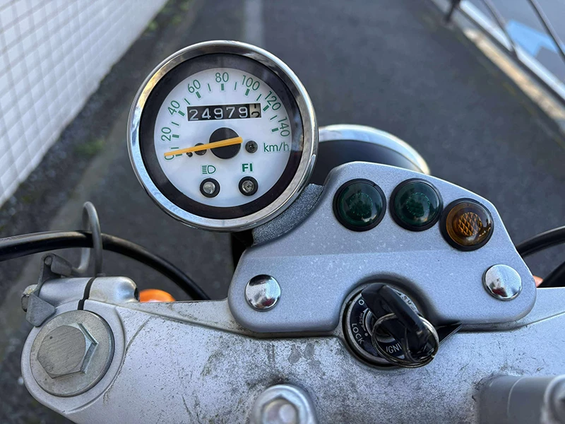 シンプルなアナログメーター。走行距離は24,979kmです。