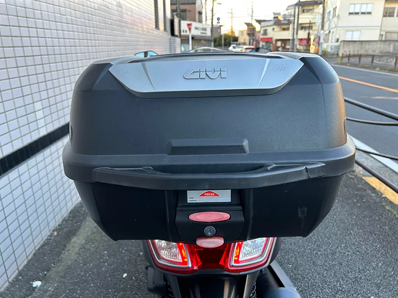 45L級の大型GIVI製ボックスが装着されています。Downtown 125iの車格に合っています。