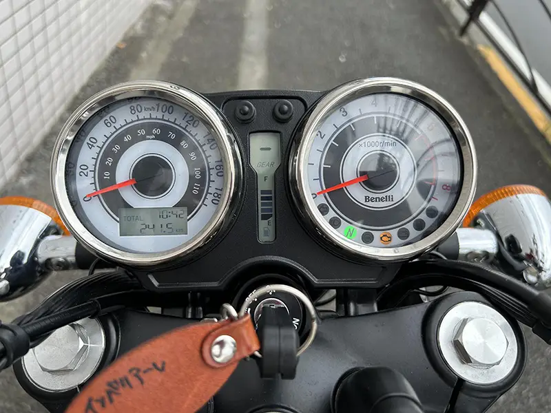 走行距離は241kmですが、試乗車として使用していますので走行距離が増える場合があります。