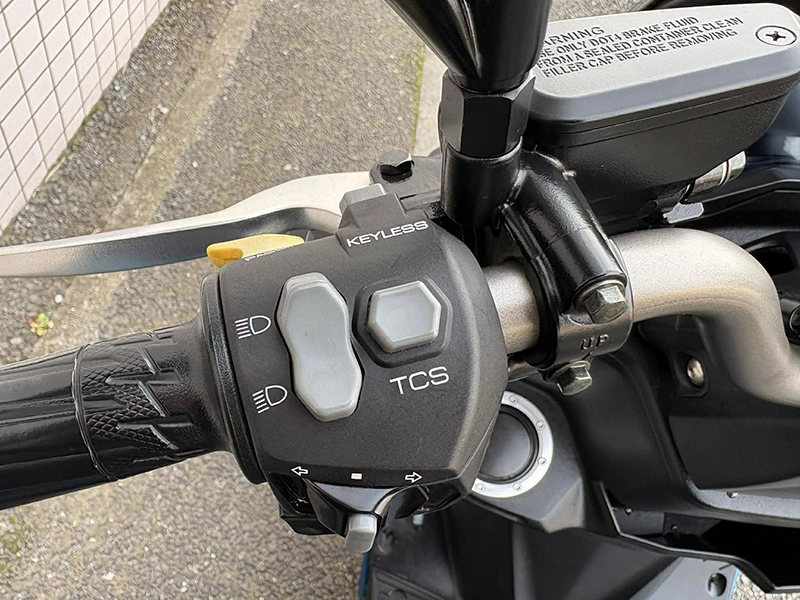 リアホイールの空転を感知すると、ECUによってエンジンの点火時期や燃料噴射量を制御して空転を抑える、トラクションコントロールシステム搭載。