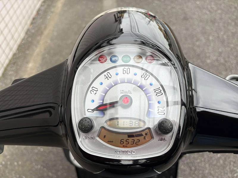 走行距離は6532km、メーター内にはデジタル表示の時計も備えられています。