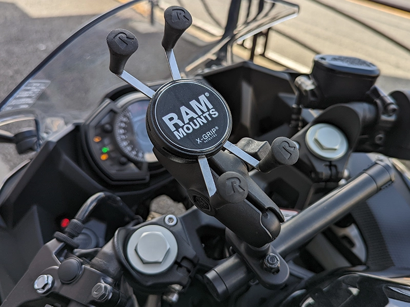 RAM MOUNTS Xグリップスマホホルダー装備。