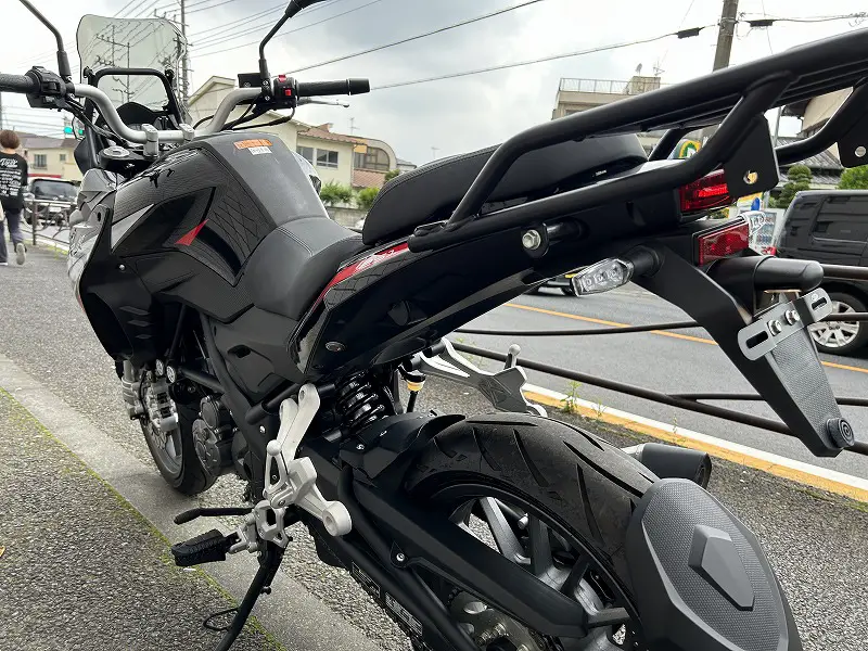 ボリューム感あるタンクですが、ライダー側に絞り込まれていニーグリップしやすいデザインです。