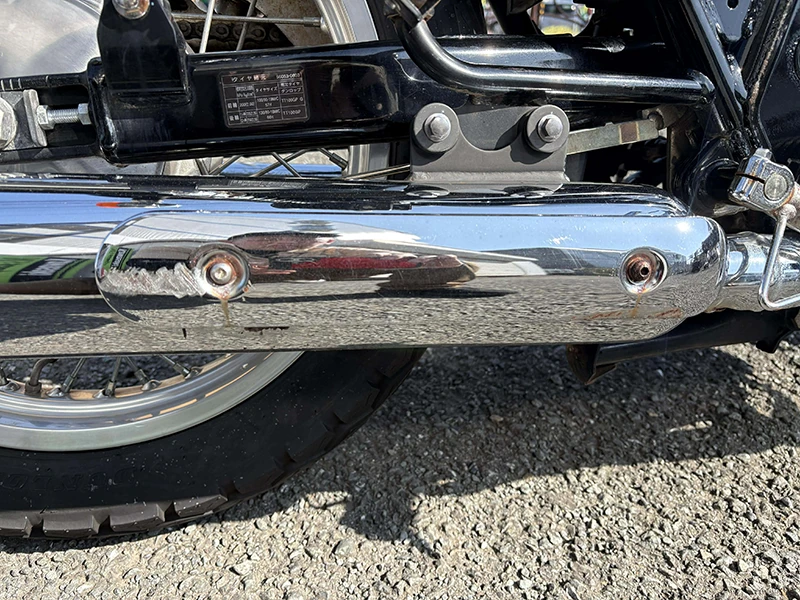 マフラーカバーに擦り傷があります。