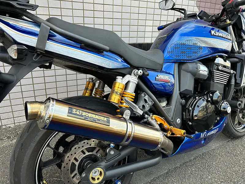 車検対応のヨシムラチタンサイクロン装着、リアサスペンションはオーリンズに換装。